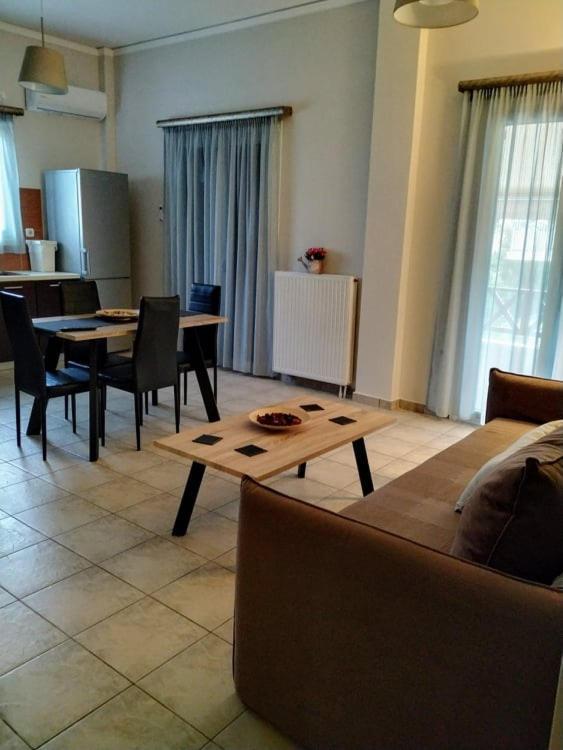 N&Μ Apartment Methana Bagian luar foto
