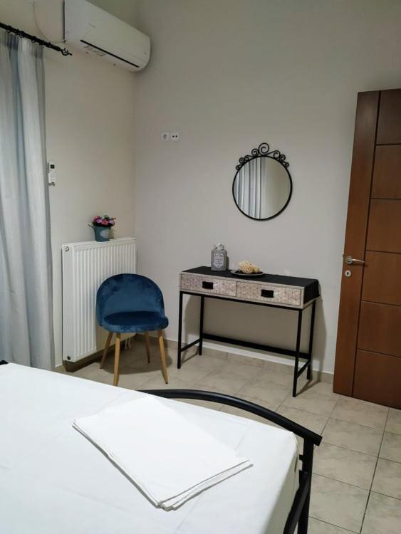 N&Μ Apartment Methana Bagian luar foto