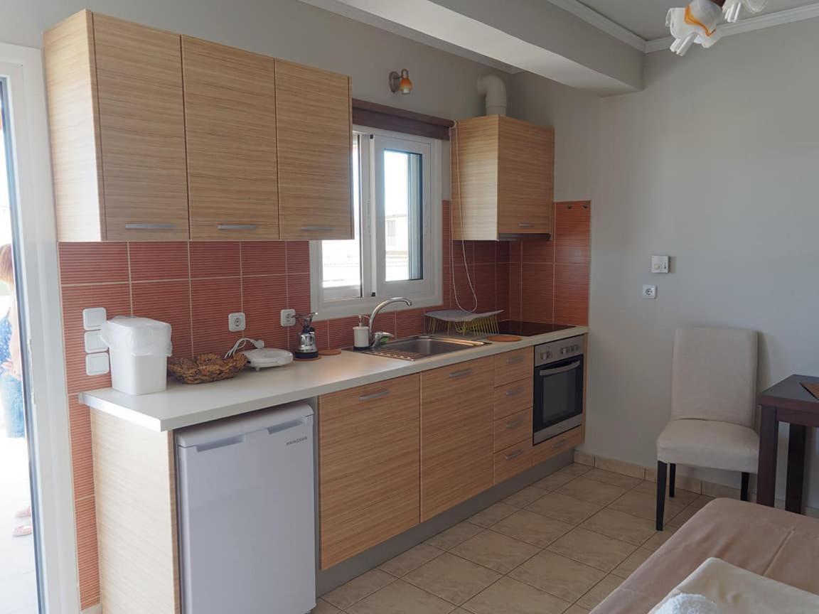N&Μ Apartment Methana Bagian luar foto