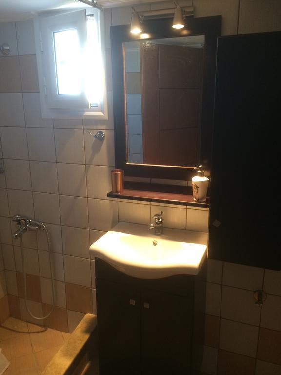 N&Μ Apartment Methana Bagian luar foto